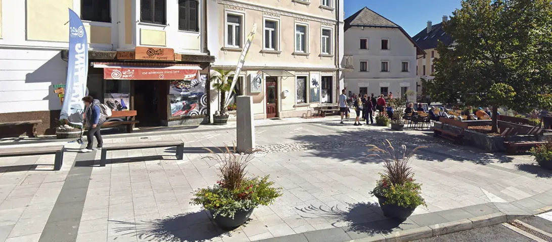 Pisarna Aktivni Planet na Trgu golobarskih žrtev 19 v centru Bovca, odprta vse leto za rezervacije in informacije.