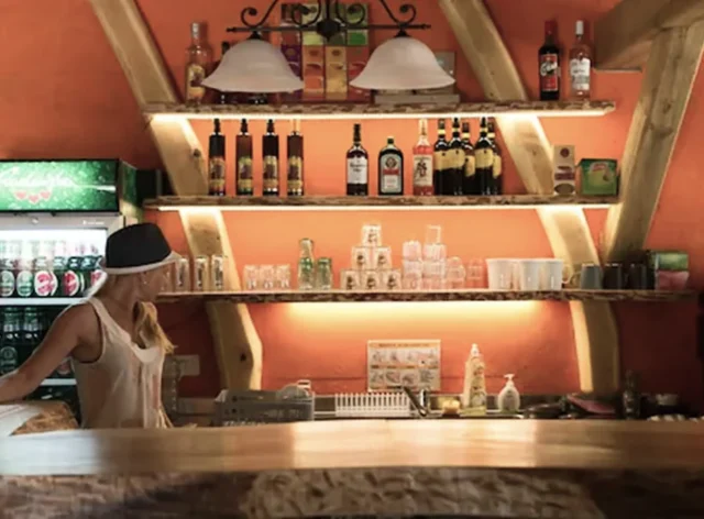 Bar v Hostlu Soča Rocks v Bovcu s pijačo in večernim vzdušjem za goste.
