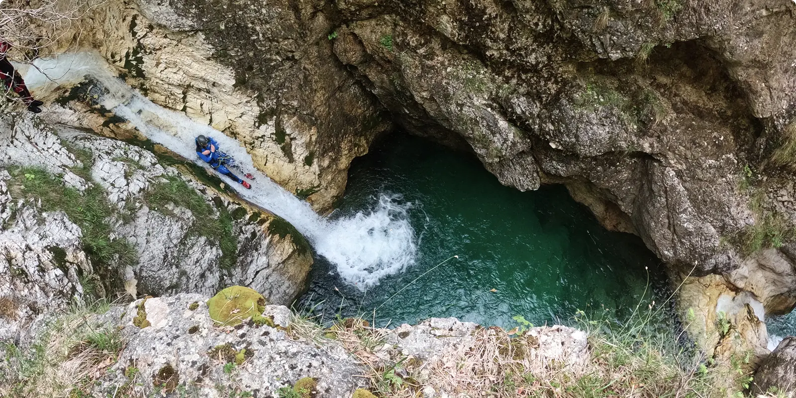 Spust v kanjonu Predelica pri Bovcu, najdaljša soteska s smaragdnim tolmunom.