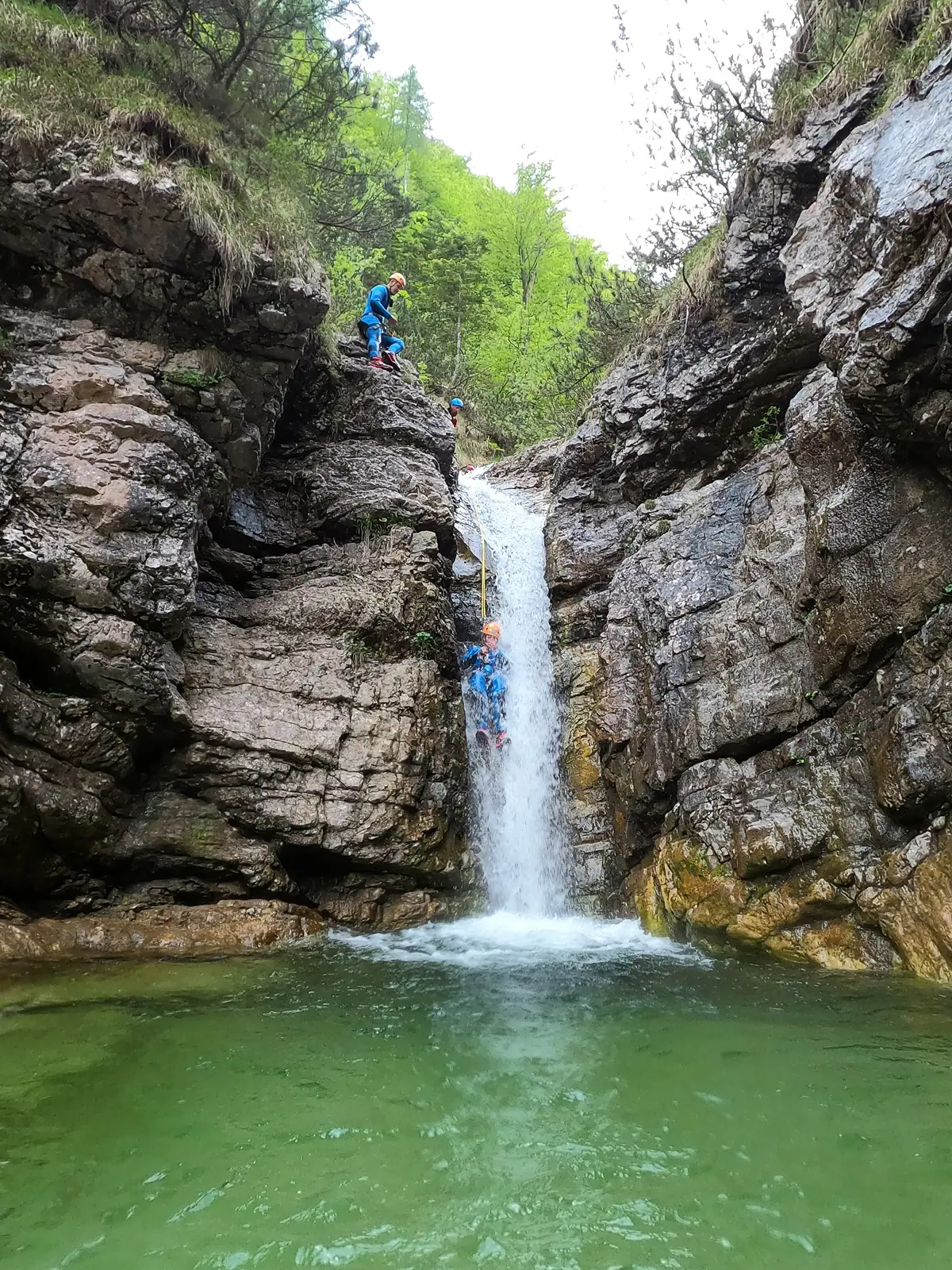 Kanjoning v soteski Predelica pri Bovcu, spust ob slapu v smaragdni tolmun, najdaljša soteska v dolini.