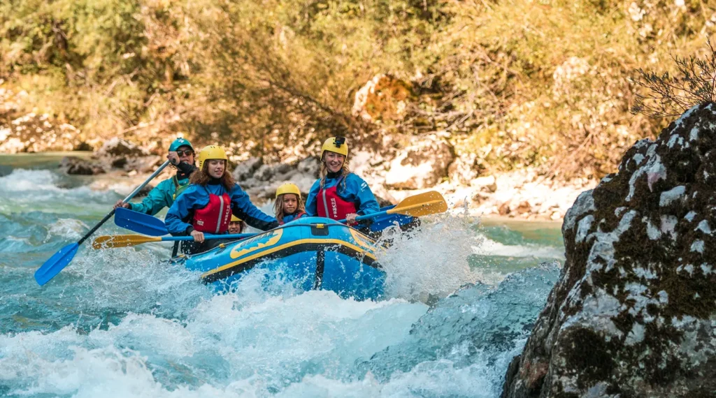 Klasični rafting po brzicah Soče pri Bovcu v jesenskih barvah doline