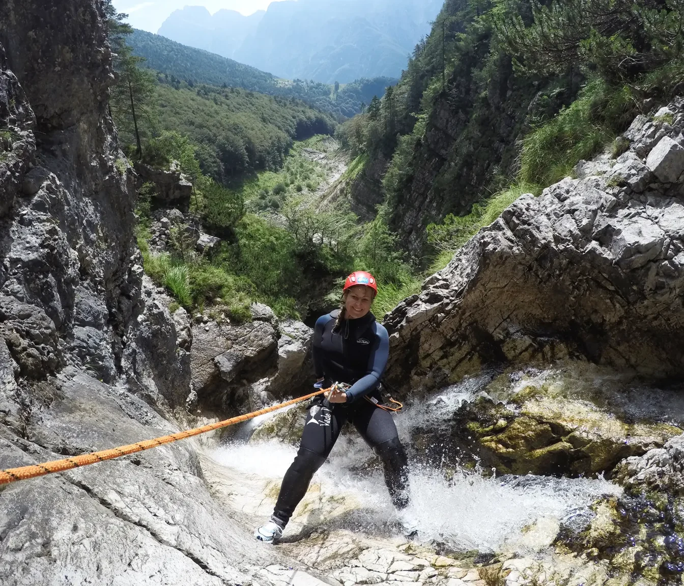 Spust po vrvi v soteski Predelica nad dolino pod Mangartom, kanjoning pri Bovcu.