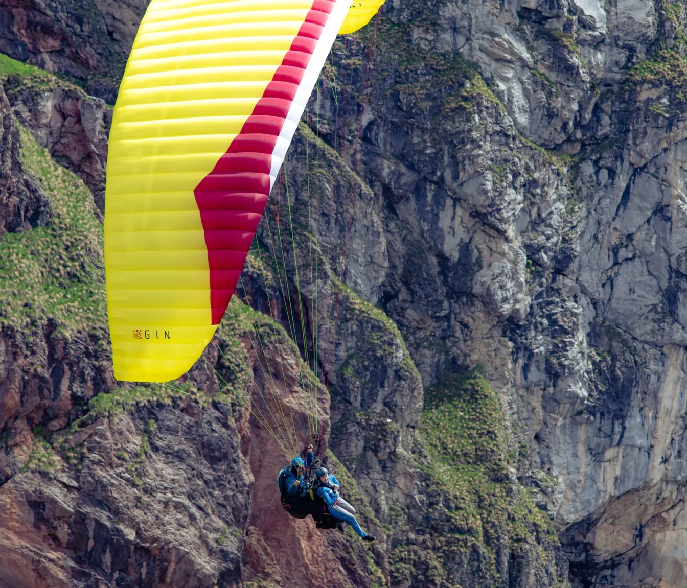 Tandemski polet z jadralnim padalom ob navpični skalni steni nad dolino Soče